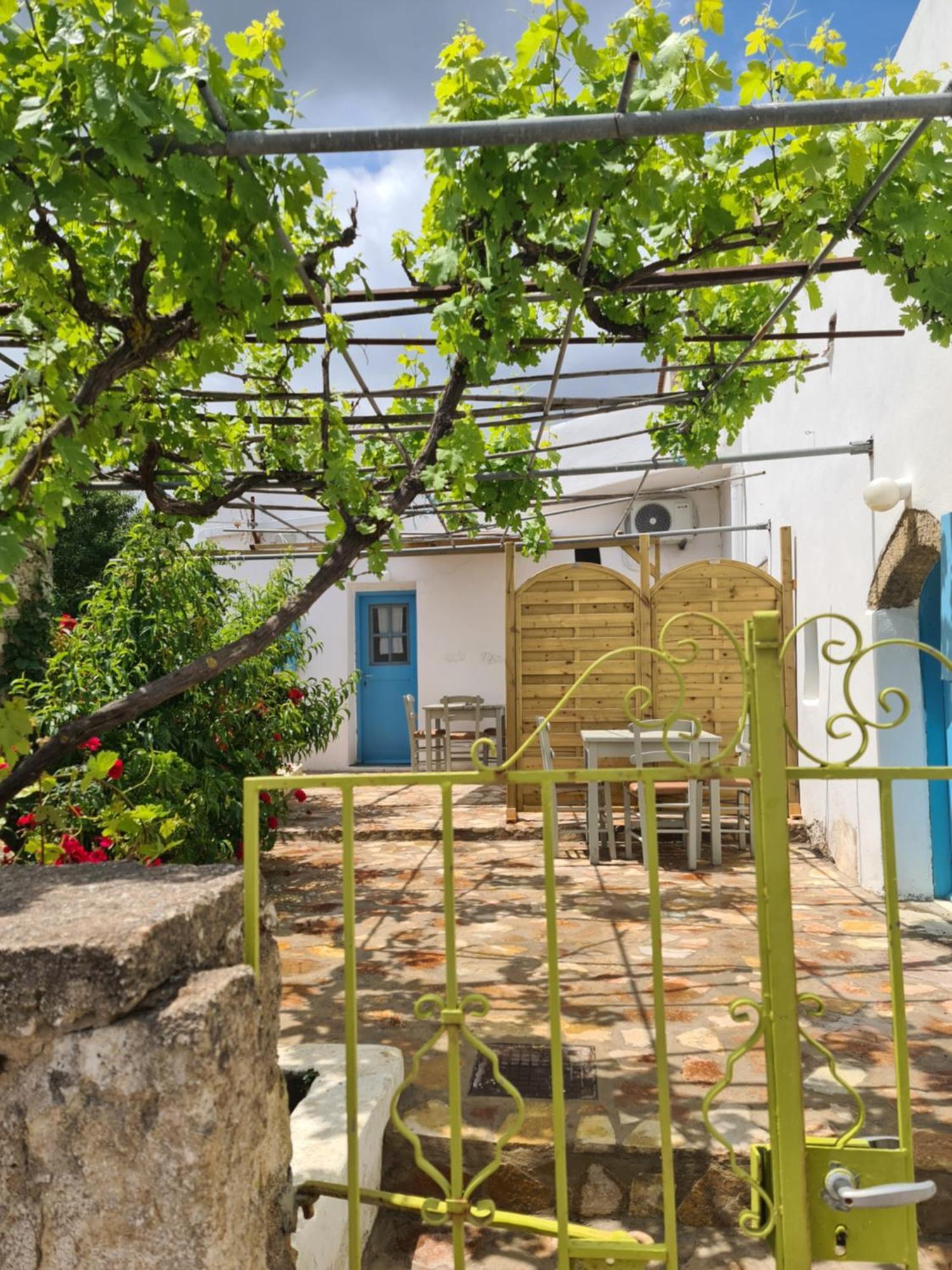 Appartement Kamaraki Aroniadika à Kýthira Extérieur photo
